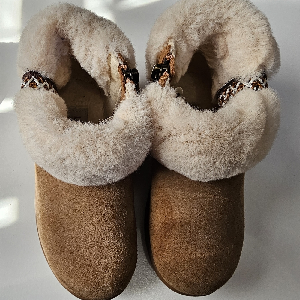 UGG Dreamie bootie for girls, size US 10M, color Chestnut.